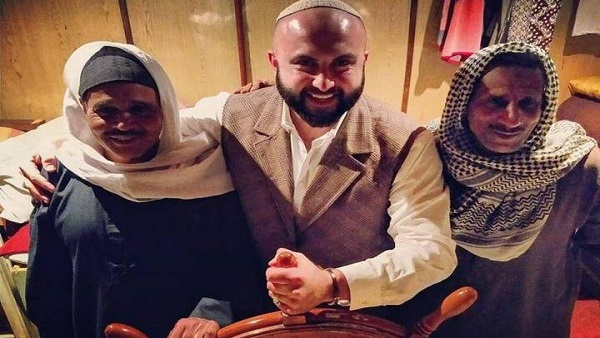 الإسرائيلي صاحب صورة المسجد النبوي يزعم وجوده أمام مسجد بمصر‎ (خبر)
