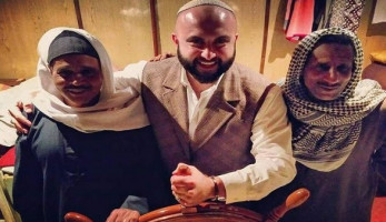 الإسرائيلي صاحب صورة المسجد النبوي يزعم وجوده أمام مسجد بمصر‎ (خبر)