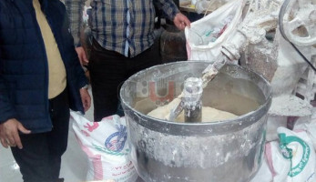 فرن سياحي يخبز «العيش» وسط مياه الصرف الصحي بالعبور (صور) (خبر)