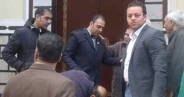 تداول صورة لمواطن "يلَبس" الحذاء لعضو برلمانى بالمحلة.. والنائب يرد: "محصلش" (فيتشر)