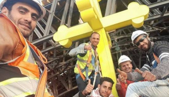 بالصور| الساعات الأخيرة للعمل بكاتدرائية العاصمة.. "ضحكة وإيد واحدة" (فيتشر)