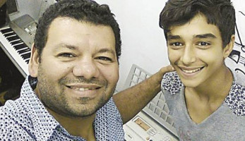 حفيد الشيخ طه الفشنى.. من مسرح المدرسة إلى «ذا فويس كيدز»: الصوت الحلو وراثة (فيتشر)