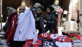 تيشيرت «عبدالغنى» بـ«10 جنيه».. و«صلاح» بـ«30»: ده الفرق (فيتشر)