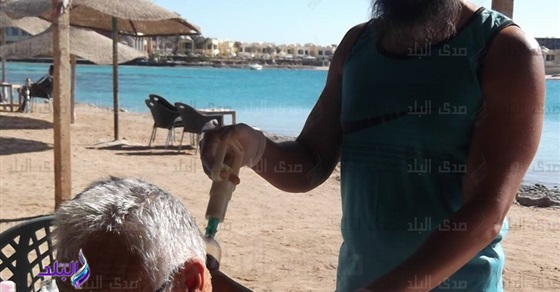 شاهد.. «لأول مرة» سائح يخضع لجلسة حجامة على شاطئ البحر بالغردقة (فيتشر)
