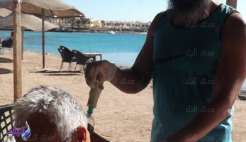 شاهد.. «لأول مرة» سائح يخضع لجلسة حجامة على شاطئ البحر بالغردقة (فيتشر)
