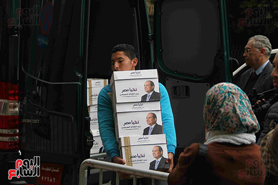 حملة السيسى تتقدم بـأوراق ترشحه للرئاسة للهيئة الوطنية للانتخابات (صور) (خبر)