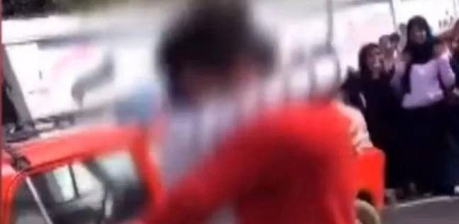 بالفيديو| شاب يحتضن طالبة أمام مدرسة.. ومعلم: "هنقول لأبوها" (خبر)