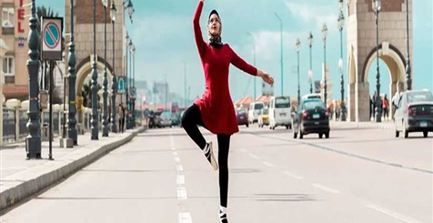 باليه الشوارع «فن أم جرأة زائدة».. فتاة تحلق كالفراشة في قصر النيل.. الباليرينا المحجبة على كوبري ستانلي بالإسكندرية.. راقصة فيصل تتمرد على العادات.. وخبير نفسي: لا مبرر لها إلا الشهرة (صور) (فيتشر)