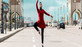 باليه الشوارع «فن أم جرأة زائدة».. فتاة تحلق كالفراشة في قصر النيل.. الباليرينا المحجبة على كوبري ستانلي بالإسكندرية.. راقصة فيصل تتمرد على العادات.. وخبير نفسي: لا مبرر لها إلا الشهرة (صور) (فيتشر)