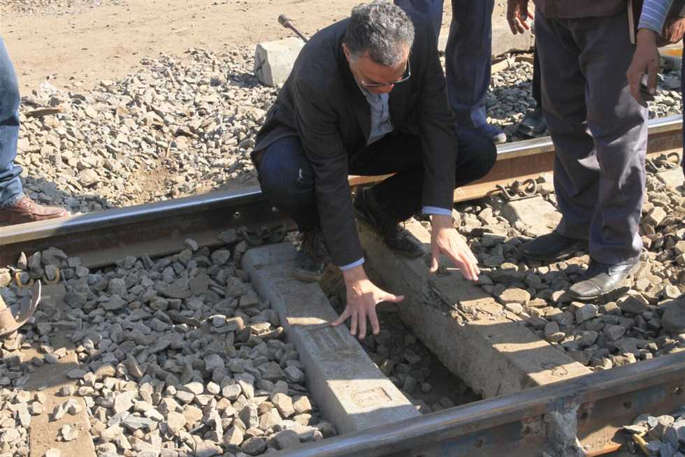 وزير النقل يقيس فلنكات خط المناشي- الخطاطبة بـ«بالشبر» (خبر)