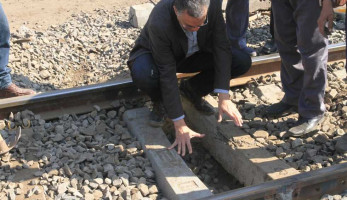 وزير النقل يقيس فلنكات خط المناشي- الخطاطبة بـ«بالشبر» (خبر)