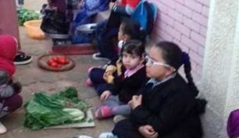 بالصور| مدرسة تُعلم الأطفال بيع الخضار في "سوق عشوائي": "نشاط اقتصادي" (فيتشر)