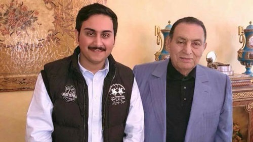 بالصور.. «خناقة» بين النشطاء بسبب صورة مبارك «حي» (فيتشر)