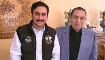 بالصور.. «خناقة» بين النشطاء بسبب صورة مبارك «حي» (فيتشر)