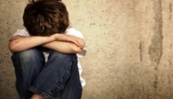 التحقيق في واقعة غتصاب طفل بمقابر حلوان وقطع جزء من لسانه (خبر)