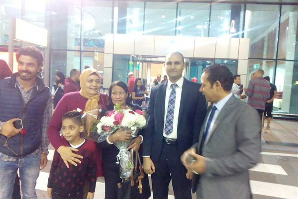 بعد غياب 30 عاماً.. وزارة الهجرة تنجح في إعادة أم مصرية إلى عائلتها | المصري اليوم