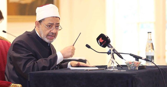 8 سنوات لأحمد الطيب على كرسي مشيخة الأزهر.. إعادة هيئة كبار العلماء بعد إلغائها وتوزيع الزكاة على 750 ألف فقير ورفض لقاء نائب 'ترامب' بعد تهويدهم للقدس وإرسال قافلة لمسلمى الروهينجا