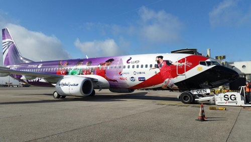 «طائرة المنتخب» تبهر عملاء «مصر للطيران» في مطار أمستردام