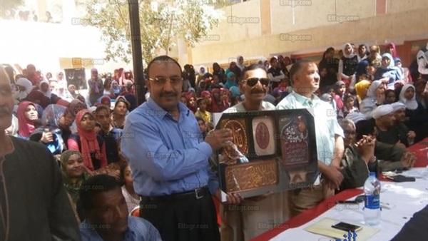 محافظ الأقصر يفتح التحقيق في استخدام مدرسة 'علم مصر' كمفرش لمنصة باحتفالية (خبر)