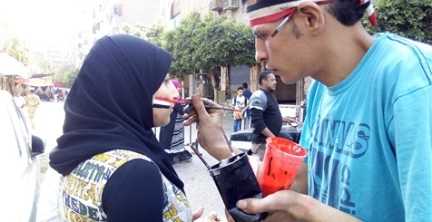 «رسام البهجة».. أحمد يزين وجوه الأطفال بعلم مصر أمام اللجان (فيديو) (فيتشر)