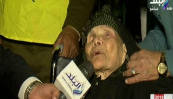 شاهد.. معمرة عمرها 110 أعوام تدلي بصوتها في الانتخابات بالمنوفية (خبر)