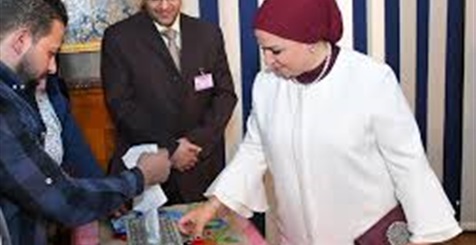 مصممة «شنطة» زوجة السيسي: «مصرية خالصة» (فيديو)