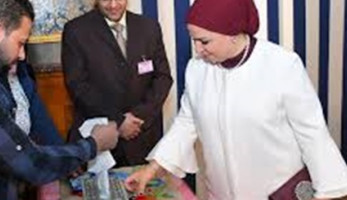 مصممة «شنطة» زوجة السيسي: «مصرية خالصة» (فيديو)
