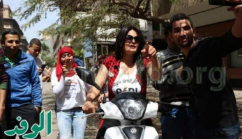 شباب وسط البلد يتركون الانتخابات ويتحرشون بـ"سما المصري"