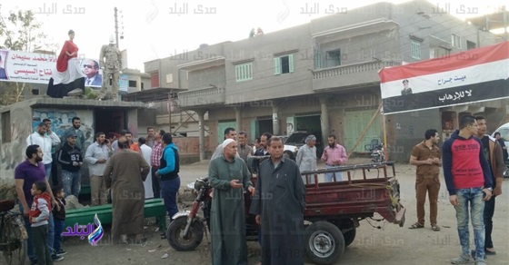 أهالى قرية بالدقهلية يصنعون مجسمًا لجندى وعروسه أمام لجنة انتخابية.. صور