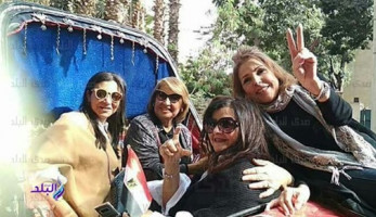 «الحناطير» تنقل سيدات «الزمالك» إلى لجان التصويت.. صور (فيتشر)