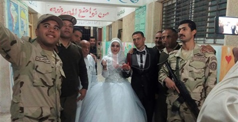 8 عرسان يبدأون حياتهم الزوجية بالتصويت في الانتخابات الرئاسية.. عروسان يدليان بصوتيهما في الشرقية.. بدلة وفستان زفاف بلجنة الكوم الأحمر في قنا.. وآخرون يصرون على المشاركة بـ 6 محافظات (فيديو وصور) (فيتشر)