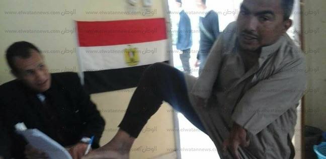 رغم إعاقة يديه.. "سالمان" يصوت بقدمه في بئر العبد: "نفسي أقابل السيسي"