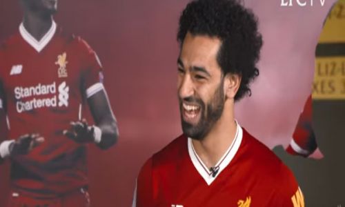 شاهد.. محمد صلاح يُفاجئ المُعلقين الصغار في ليفربول