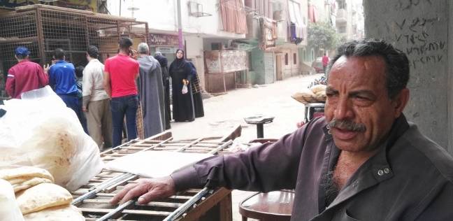 فرشة عيش أمام مخبز.. وصاحبها يحسّن دخله بـ«الأكياس» (فيتشر)