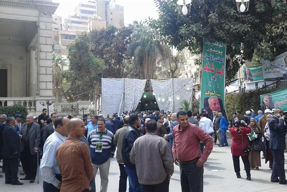 أعضاء الوفد يتوافدون على مقر الحزب لاختيار «الرئيس الجديد» خلفاً للبدوي (صور) | المصري اليوم (خبر)