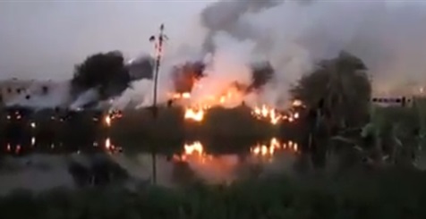 لحظة اشتعال النيران في قطار بمخزن للسكك الحديدية بالمنيا (فيديو)