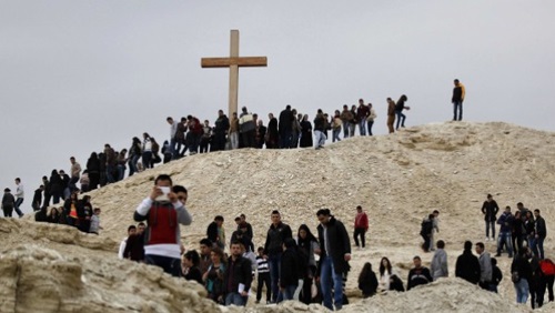 4500 حاج مسيحى يغادرون مطار القاهرة إلى القدس