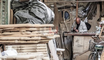 شارع عبد الرحمن مصنع مفتوح للأثاث بدمياط.. الركود يضرب الأسواق.. السماسرة والغياب الأمني يهددان سمعة المنطقة.. الصناع يطالبون الدولة بتسويق المنتجات.. وتجار: الأسعار في متناول الجميع (فيتشر)