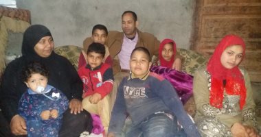 صور.. مأساة أسرة 7 أفراد لا تجد من يأويها بالشرقية وتعيش بـ400 جنيه شهريا (فيتشر)
