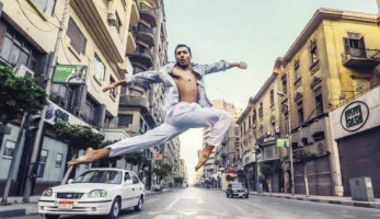 «فادى» يتحدى الخجل بالرقص فى وسط البلد (فيتشر)