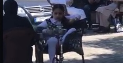 طفلة تدخن «النرجيلة» مع والديها تثير غضب النشطاء (فيديو) (فيتشر)