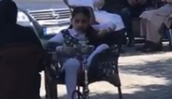 طفلة تدخن «النرجيلة» مع والديها تثير غضب النشطاء (فيديو) (فيتشر)