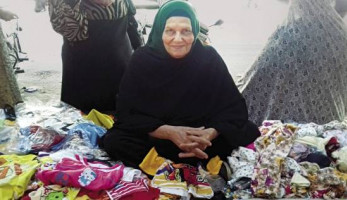شاش وقطن وجبيرة مع الباعة الجائلين أمام مستشفى الموظفين بإمبابة : الشىء لزوم الشىء (فيتشر)