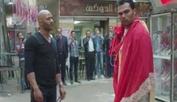 على طريقة ناصر الأسطورة.. حبس 5 أفراد أجبروا شابًا على ارتداء "قميص نوم" (خبر)