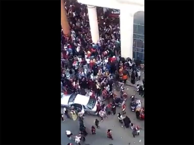 بالفيديو.. المئات يحاصرون "مولًا" شهيراً في بورسعيد بسبب "بنطلون" (خبر)