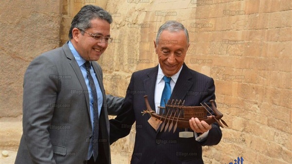 وزير الأثار يهدي نموذج مركب خوفو للرئيس البرتغالي (صور) (خبر)