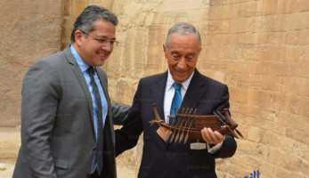 وزير الأثار يهدي نموذج مركب خوفو للرئيس البرتغالي (صور) (خبر)