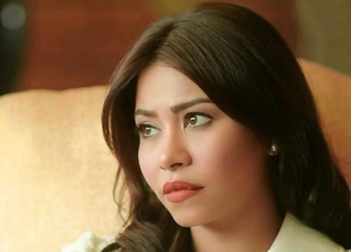 شيرين تكسر هاتف صحفية في عزاء والدها.. والأمن يتدخل (خبر)