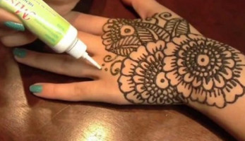 «حنة مسمومة في الأسواق».. وفاة 59 فتاة بعد استخدامها مباشرة بسبب مواد سامة.. دراسات تؤكد خطأ في تركيب صبغات الشعر وتوضح ضررها.. و«البديري»: تسبب أمراضا جلدية بسبب «الرصاص» (ريبورتاج)