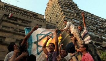 اليوم.. التلفزيون الإسرائيلى يعرض فيلم تسجيلى بشأن الهجوم على السفارة في القاهرة (خبر)